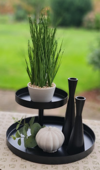 Moderne runde Metall-Etagere mit zwei Etagen, dekoriert mit kleinen Desserts