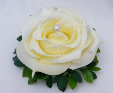 Gastgeschenk große Rose in Rosenblättern mit Perlen 2