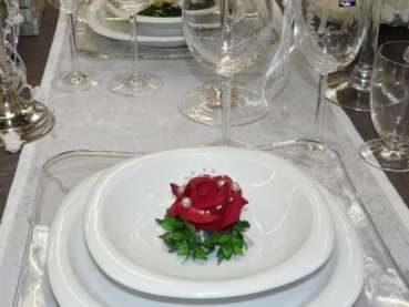 Gastgeschenk große Rose in Rosenblättern mit Perlen 4