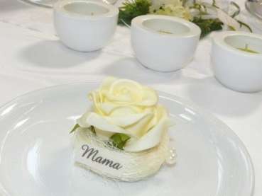 Gastgeschenk, Tischdekoration - große Rose im Sisalnest. Tischdeko-online 4