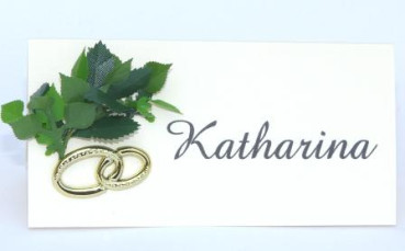 Tischkarte mit Ringen und Rosenblättern 1