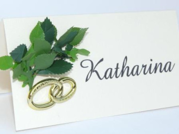 Tischkarte mit Ringen und Rosenblättern 2
