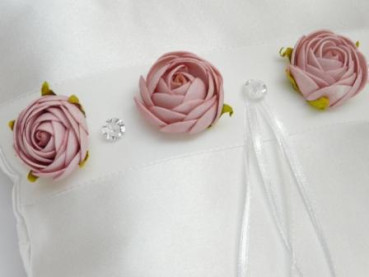 Accessoires zur Hochzeit - Ringkissen mit Rosen. Tischdeko-online.de 2