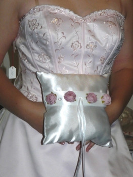 Accessoires zur Hochzeit - Ringkissen mit Rosen. Tischdeko-online.de 4