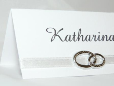 Tischkarte mit einem Band und zwei Ringen 3