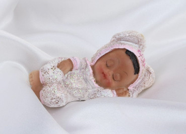 Taufdeko - Figur dunkelhäutiges Baby liegend, rosafarben - 1