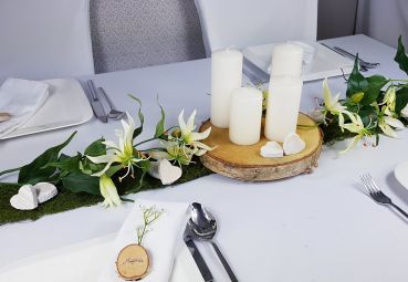 Tisch gedeckt mit Birkenscheiben, Herzen, Gloriosa Zweigen in Bohemian Style