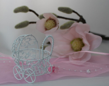 Kleiner Kinderwagen aus weißem Draht zur Bayshower oder Babyparty 3