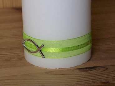 Stumpenkerze mit Organzaband, Satinband und Fisch, B3