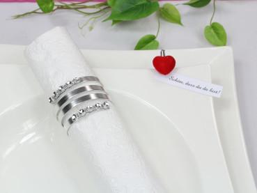 Gastgeschenk und Platzkarte. rotes Herz mit einer Klammer - 3