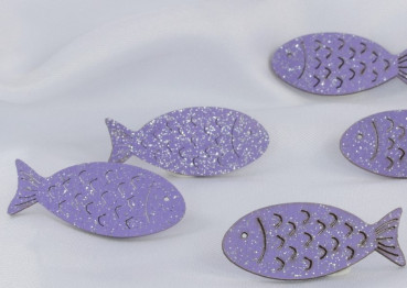 6 Glitzerfische aus Holz in der Farbe Flieder als Streudeko