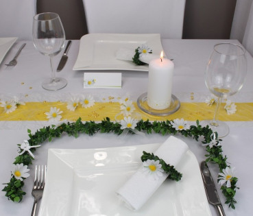 Ehrenplatzdeko, Ehrenplatz Girlande aus Rosenblättern und Margeriten - B2