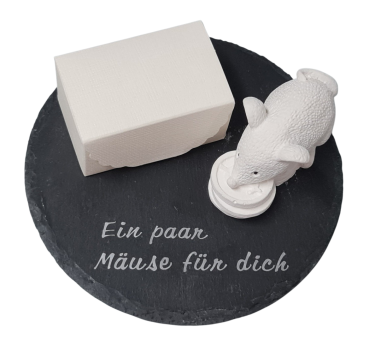 Preview: Witziges Geldgeschenk Set bestehend aus Gipsmaus Karton-Schatztruhe und Schieferplatte mit gravierter Silberschrift auf weißem Hintergrund