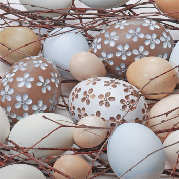 Servietten zu Ostern mit Ostereiern und Zweigen