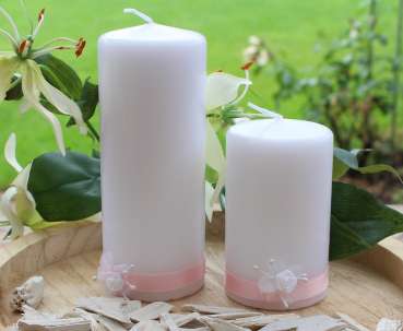 Stumpenkerze weiß oder creme mit einem Satinband und einer Blume 2