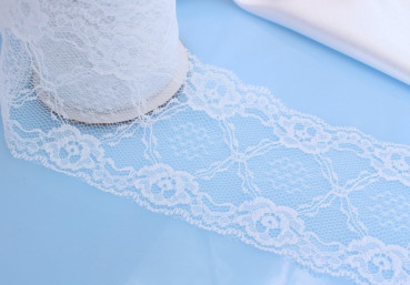 weiße Spitze mit Blümchen 75 mm breit - Tischband, Spitzenband - 2