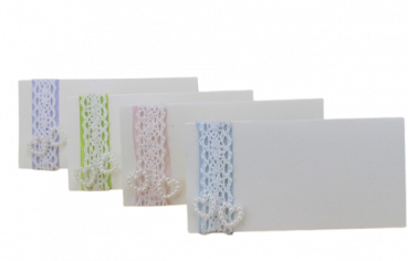 Tischkarte mit Organza, Spitze und Perlenherzen - B3