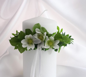 Tropfschutz aus Rosenblättern mit Anemonen