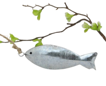weißer Fisch aus Holz mit einer Schnur - Fischhänger 1