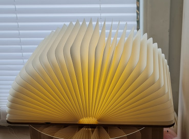 Preview: Design LED Lampe in Buchform halb geöffnet mit stimmungsvoller Beleuchtung