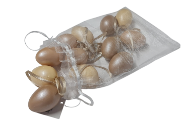 Preview: Osterdeko aus kleinen Kunststoff-Ostereiern in natürlichen Farben auf einem dekorierten Tisch.