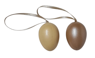 Preview: Detailaufnahme eines kleinen Ostereis in Beige, ca. 4 x 3 cm groß, mit feiner Schlaufe zum Aufhängen.