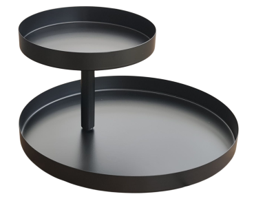 Zweistufige Etagere aus schwarzem Metall mit dezentriertem Design auf hellem Holztisch