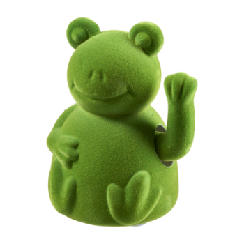 Winkender grüner Frosch als beflockte Dekofigur aus Kunststoff, frontal aufgenommen auf hellem Hintergrund