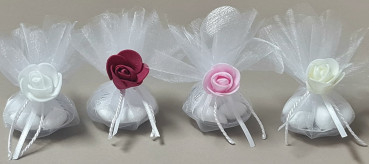 Preview: Gastgeschenk, ein Organzasäckchen mit einer Rose . Gefüllt mit Mandeln