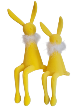 Gelber Kantenhocker Osterhase mit samtiger Beflockung sitzend auf einer Fensterbank