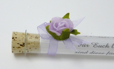 Gastgeschenk im Reagenzglas, Glasröhrchen und Hochzeitsmandeln mit einer Rose in Lila_3