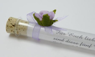 Gastgeschenk im Reagenzglas, Glasröhrchen und Hochzeitsmandeln mit einer Rose in Lila_4