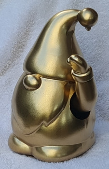Detailaufnahme vom goldenen Weihnachtswichtel mit weißem Bart Detailaufnahme vom goldenen Weihnachtswichtel mit weißem Bart