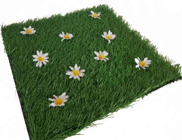 Grasfliese mit kleinen Blumen. Tischdeko zu Ostern, Frühling