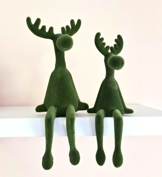 Elchfigur Weihnachten, Deko Elch sitzend, skandinavische Weihnachtsdekoration, Kantenhocker Elch grün, Weihnachtsdeko Elchfigur tannengrün, natürliche Weihnachtsdekoration