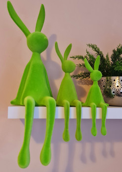 Preview: Großer beflockter Sitzhase in Frühlingsgrün als Wohnzimmer Osterdeko