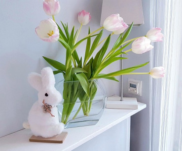 Tischdekoration zu Ostern - ein weicher, weißer Hase auf einem Holzsockel - 4
