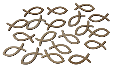 Holzfische aus naturbelassenem Holz als Streudeko auf festlich gedecktem Tisch zur Kommunion