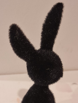 Preview: Moderner Deko Sitzhase schwarz mit langen Fasern auf Regal platziert