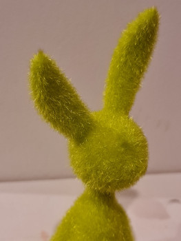 Preview: Moderner Deko Sitzhase maigrün mit langen Fasern auf Regal platziert