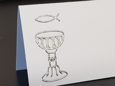 Tischkarte mit einem Kelch in Silber oder Gold