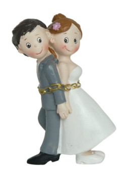 Tortenfigur Hochzeitspärchen mit einer Kette 3