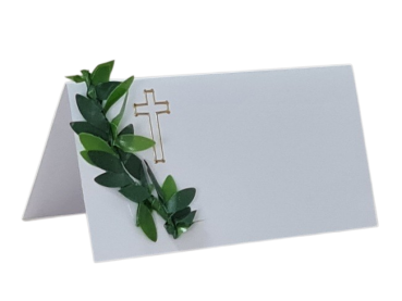 Tischkarte mit Buchs und einem Kreuz in Gold