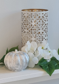 Dieser elegante weiße Kürbis aus hochwertigem Keraflott ist die perfekte Herbstdekoration für ein stilvolles Zuhause. - 2