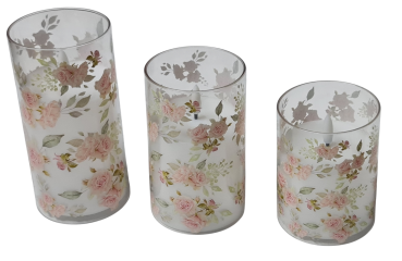 Drei LED Kerzen mit Rosenmotiv in unterschiedlichen Höhen aus satiniertem Glas mit warmweißem Licht