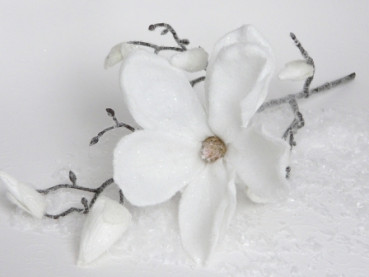 Weihnachtsdeko - beschneite, weiße Magnolienblüte 1