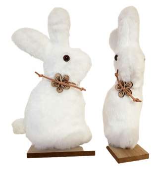 Tischdekoration zu Ostern - ein weicher, weißer Hase auf einem Holzsockel - 3