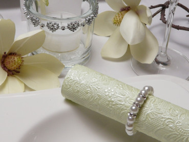 Perlenserviettenring mit Strass. Blickfang und Tischdekoration 3