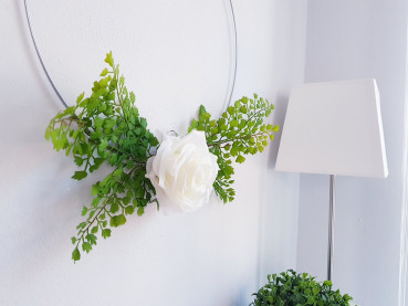 Blumenring, Blumenhänger mit einer Rose und Farnen - 3