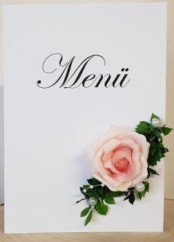 Menükarte mit einer Rose, Rosenblättern und Perlen 1